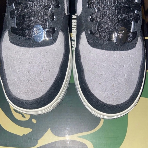 Size 8.5 bapestas no stars. Goes for 420+ on goat app. Bought on goat with proof - Picture 8 of 8